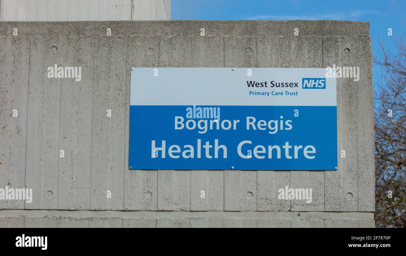 Signe du centre de santé de Bognor NHS au centre de la ville. Banque D'Images
