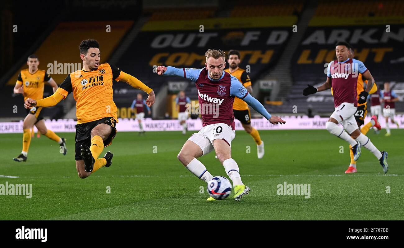 Jarrod Bowen, de West Ham United, marque le troisième but du match de sa partie lors du match de la Premier League au stade Molineux, Wolverhampton. Date de publication : lundi 5 avril 2021. Banque D'Images