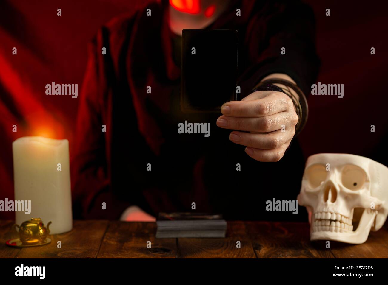 Les mains de fortune-teller avec carte vierge noire. Un caissier de fortune  ou oracle détient une carte de cession noire vierge pendant la session.  Lectures psychiques et Photo Stock - Alamy