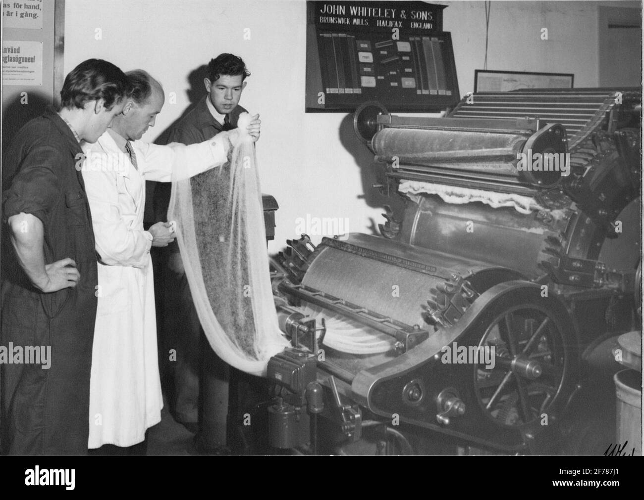 Criblage de coton à l'Institut Textil à Borås, 1949. Banque D'Images