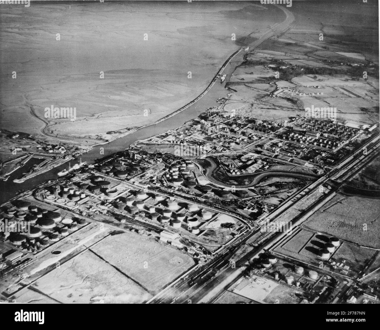 Photographie aérienne au-dessus de la raffinerie Shell à Stanlow le 14 juillet 1949. Banque D'Images