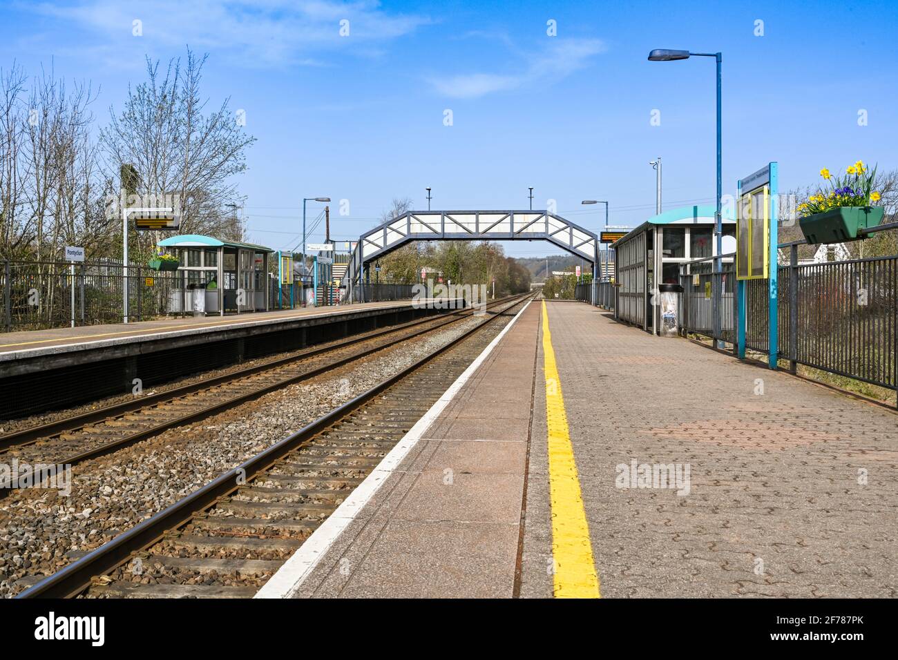 Pontycun, pays de Galles - Mars 2021 : ligne de sécurité jaune sur la plate-forme de la gare de Pontycun. La ligne empêche les passagers de se tenir à l'arrière du bord de la plate-forme. Banque D'Images