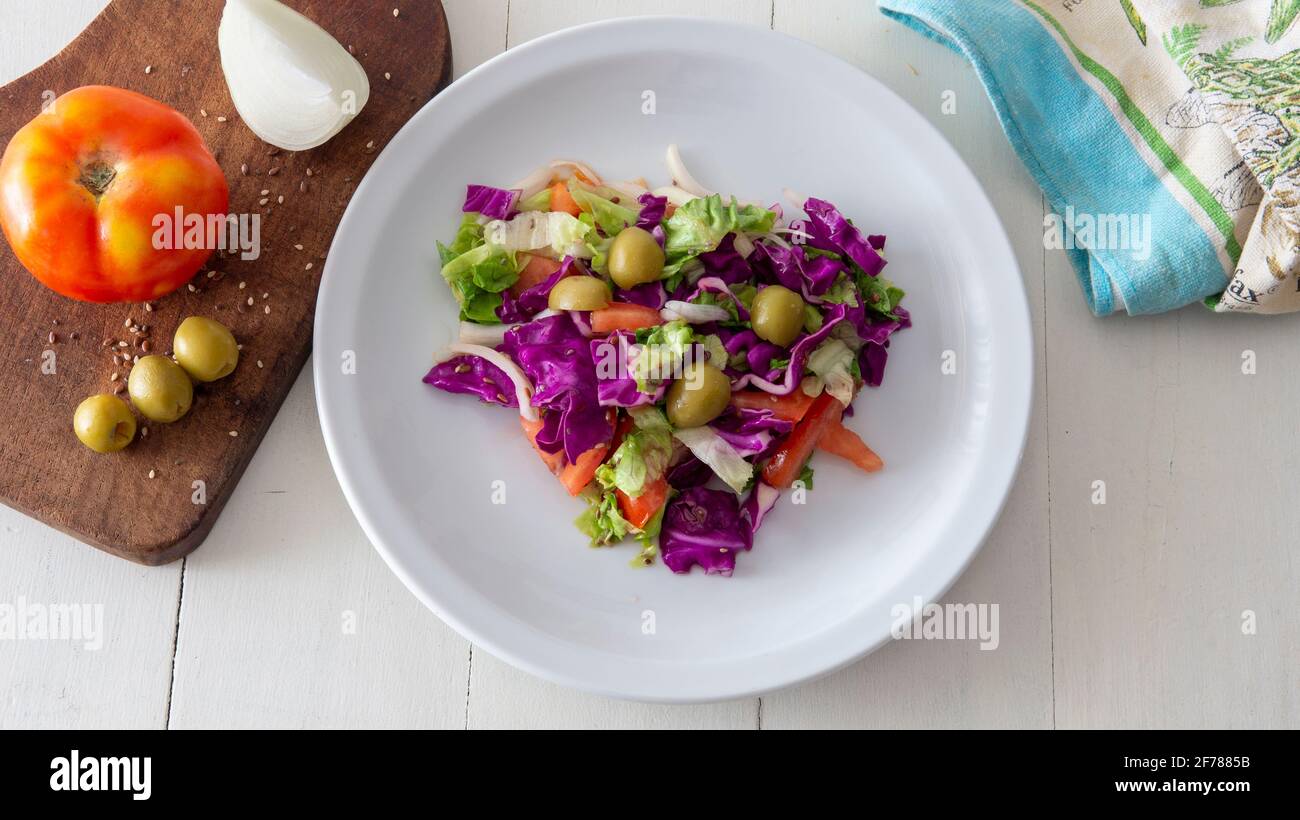 Vue sur une salade méditerranéenne fraîche, placée sur une table blanche Banque D'Images