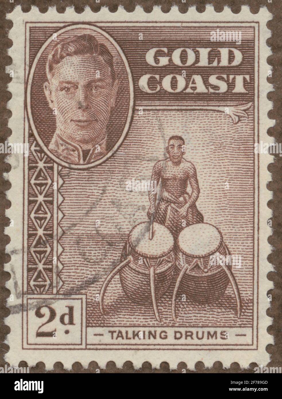 Timbre de la collection de la philatéliste de Gösta Bodman, commencé en 1950.le timbre de la Gold Coast, 1948. Homme jouant sur des tambours TAM-TAM. En haut de la gauche King George nous. 'Pour signaler la langue sur de plus grandes distances'. Banque D'Images