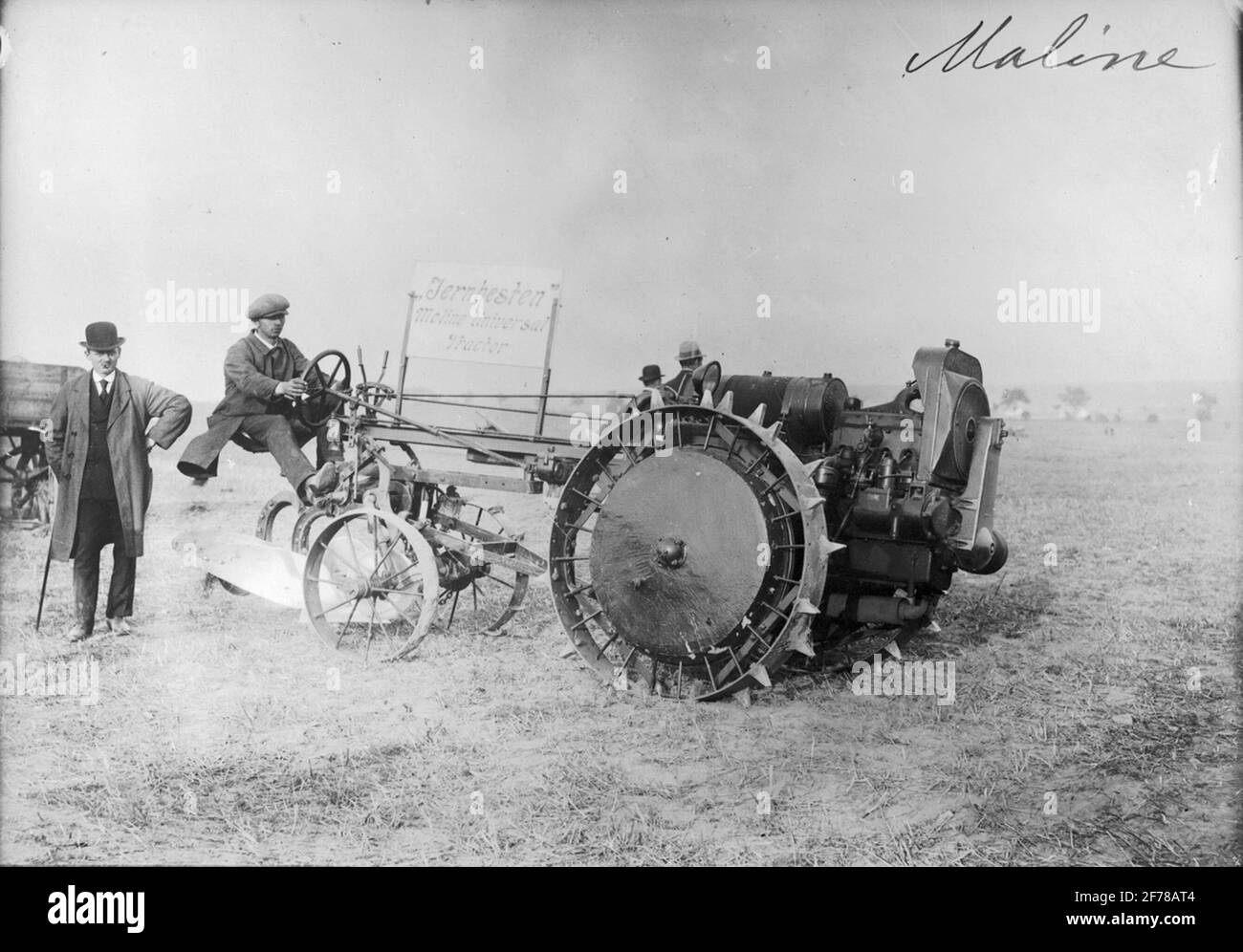 Compétition de charrue à moteur à Hillerod 1920. Moline Universal Tractor Iron Horse est vendu par AB F.Porefee & Bahnsen, Copenhagen.proved avec démarrage automatique et éclairage électrique. Visuellement très fendu et certainement moins durable. Le grand couvercle de la roue motrice est en béton armé. Les deux charrues peuvent être facilement retirées et d'autres ustensiles agricoles sont appliqués à la place. Banque D'Images