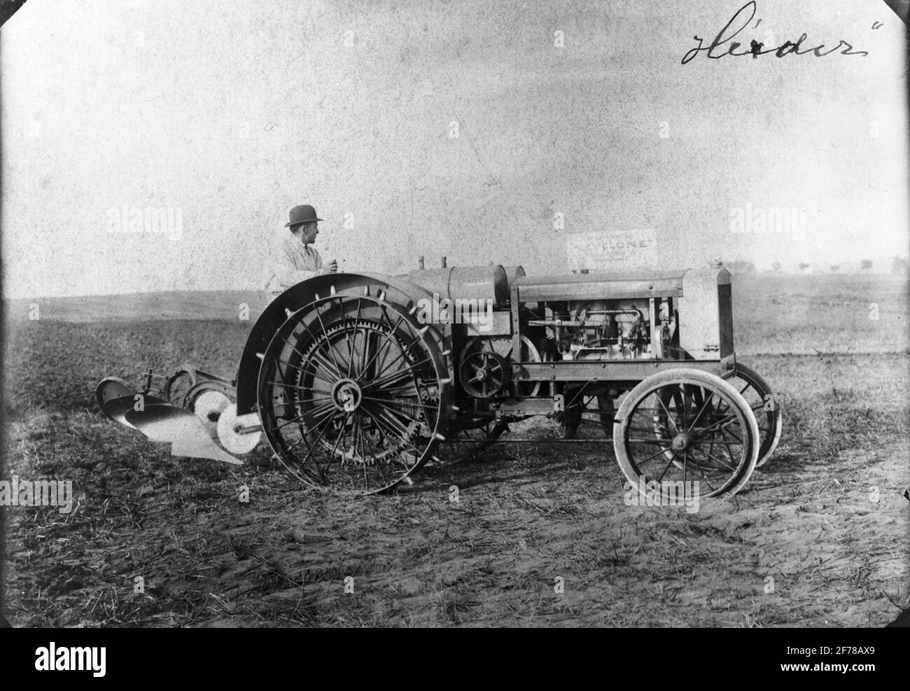 Concours Motorplog à Hillerod 1920. 'Heider' est vendu par AB Cyclone, Copenhague.15 HKR MOTOR.2 Cutting. La transmission de puissance par le biais d'alimentations qui, en raison du glissement, deviennent très chauds pendant le temps. Je suis idéalement facile à convertir pour différentes vitesses. Plogarana pourrait être soulevé et transporté par le tracteur sans l'aide du chariot de charrue. Banque D'Images
