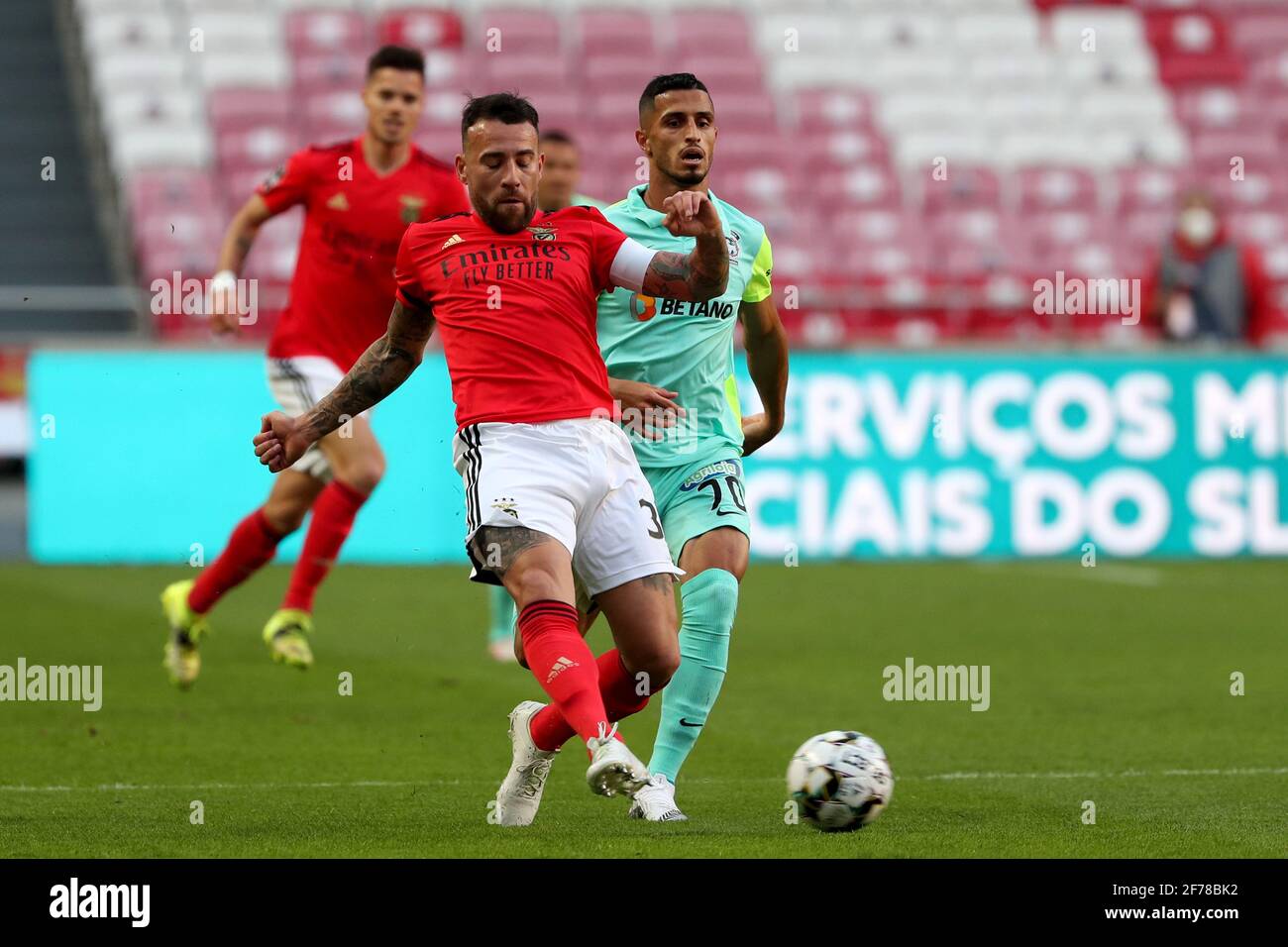 Lisbonne, Portugal. 5 avril 2021. Otamendi de SL Benfica (L) vit avec Ali Alitour de CS Maritimo lors du match de football de la Ligue portugaise entre SL Benfica et CS Maritimo au stade Luz à Lisbonne, Portugal, le 5 avril 2021. Crédit : Pedro Fiuza/ZUMA Wire/Alay Live News Banque D'Images