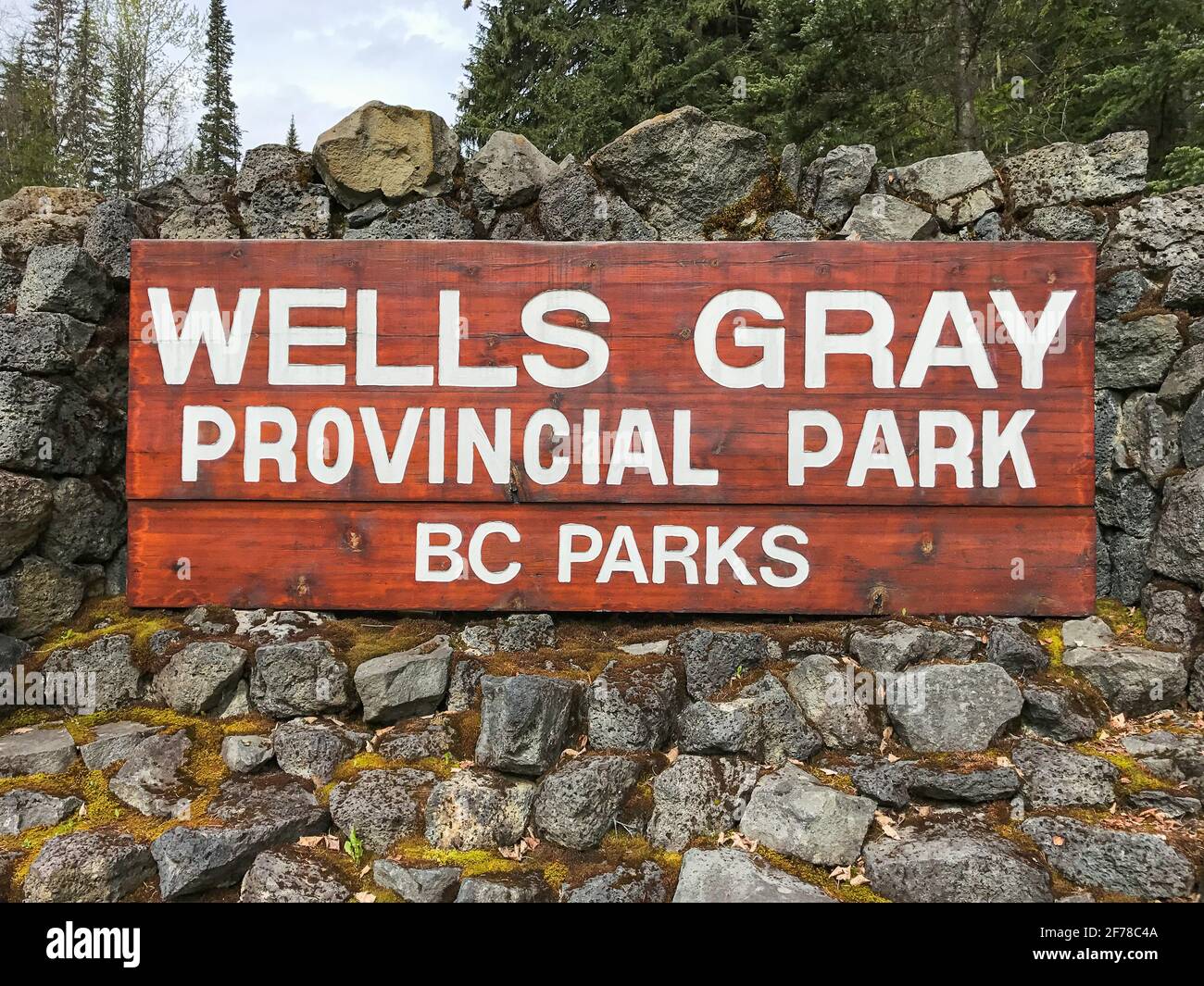 Le panneau en bois du parc provincial Wells Gray est entouré de rochers Près de Clearwater dans le centre de la Colombie-Britannique Canada Banque D'Images