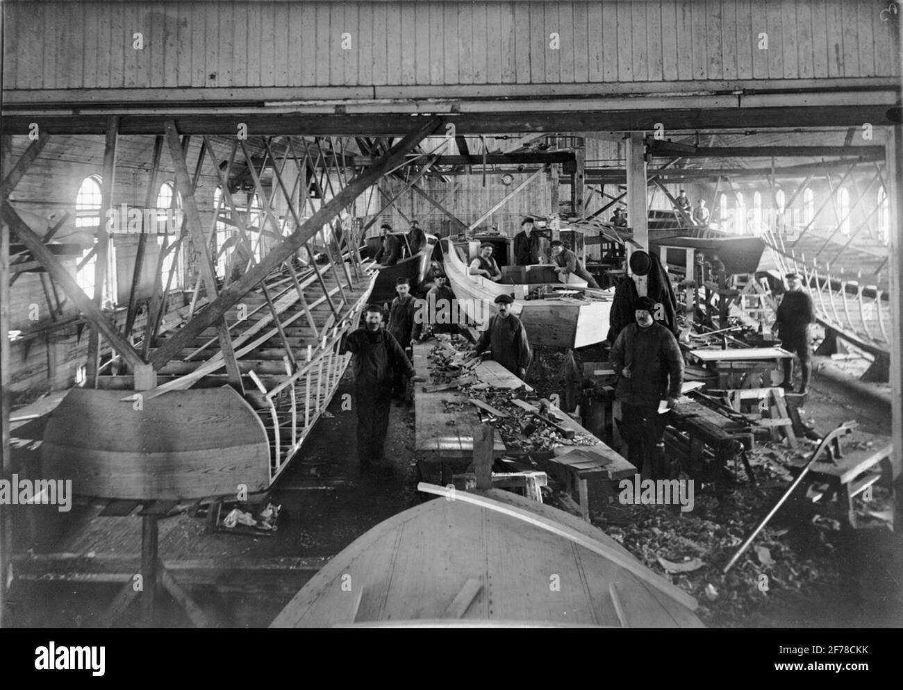 Intérieur pour les genoux. À cette époque, le bateau de salon était un type établi, mais les bateaux plus rapides avec le fond en V pendant le développement. Voici quelques-uns DES 's-type salon de racer Cruisers'! Banque D'Images