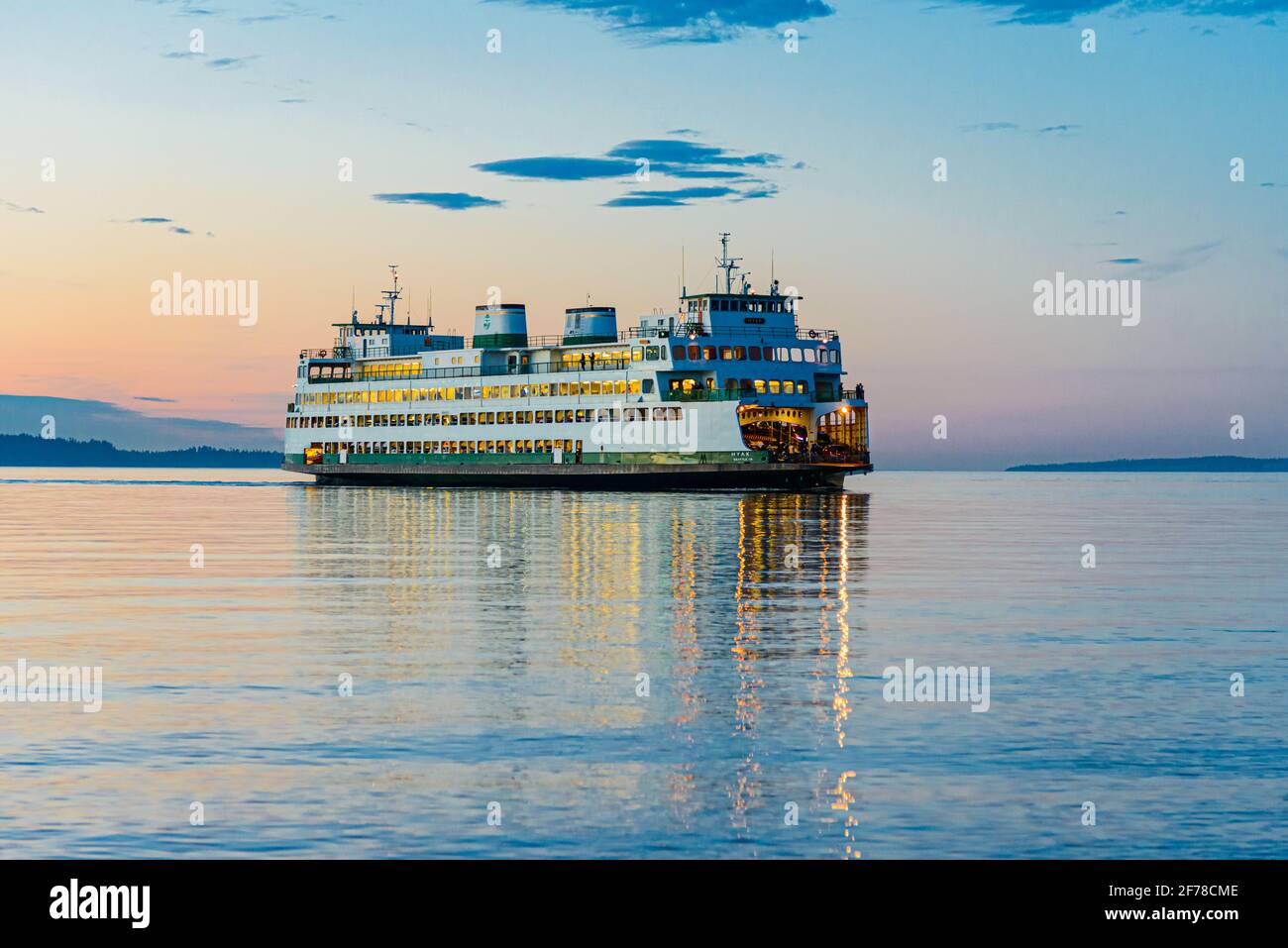Voile en soirée de Kingston à Edmonds arrivant au crépuscule Une soirée pittoresque sur un service régulier de Washington State Ferries Banque D'Images