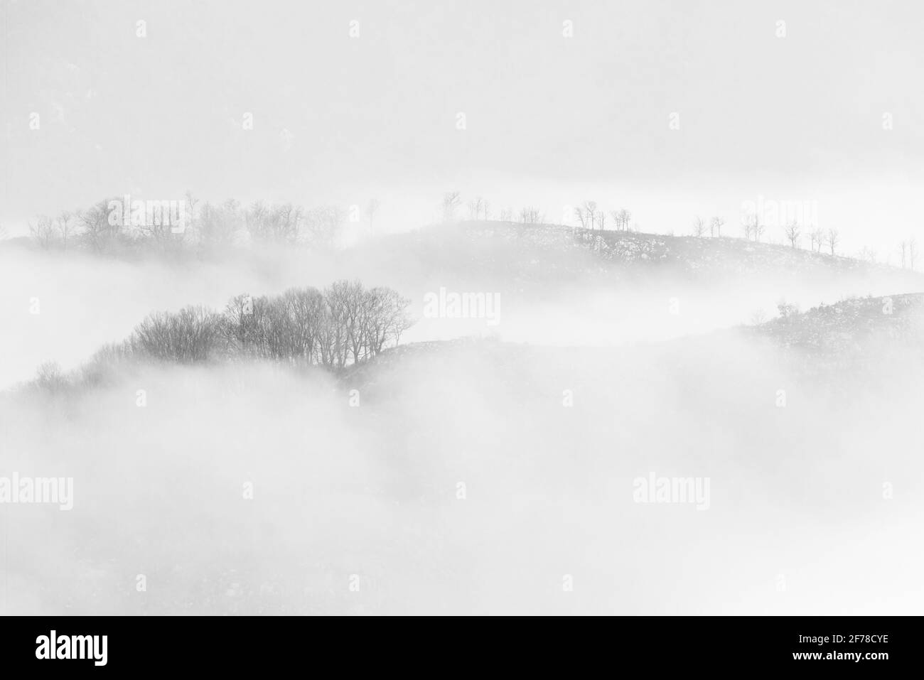 Paysage de montagne, brouillard parmi les sommets de montagne, Campanie, Italie Banque D'Images
