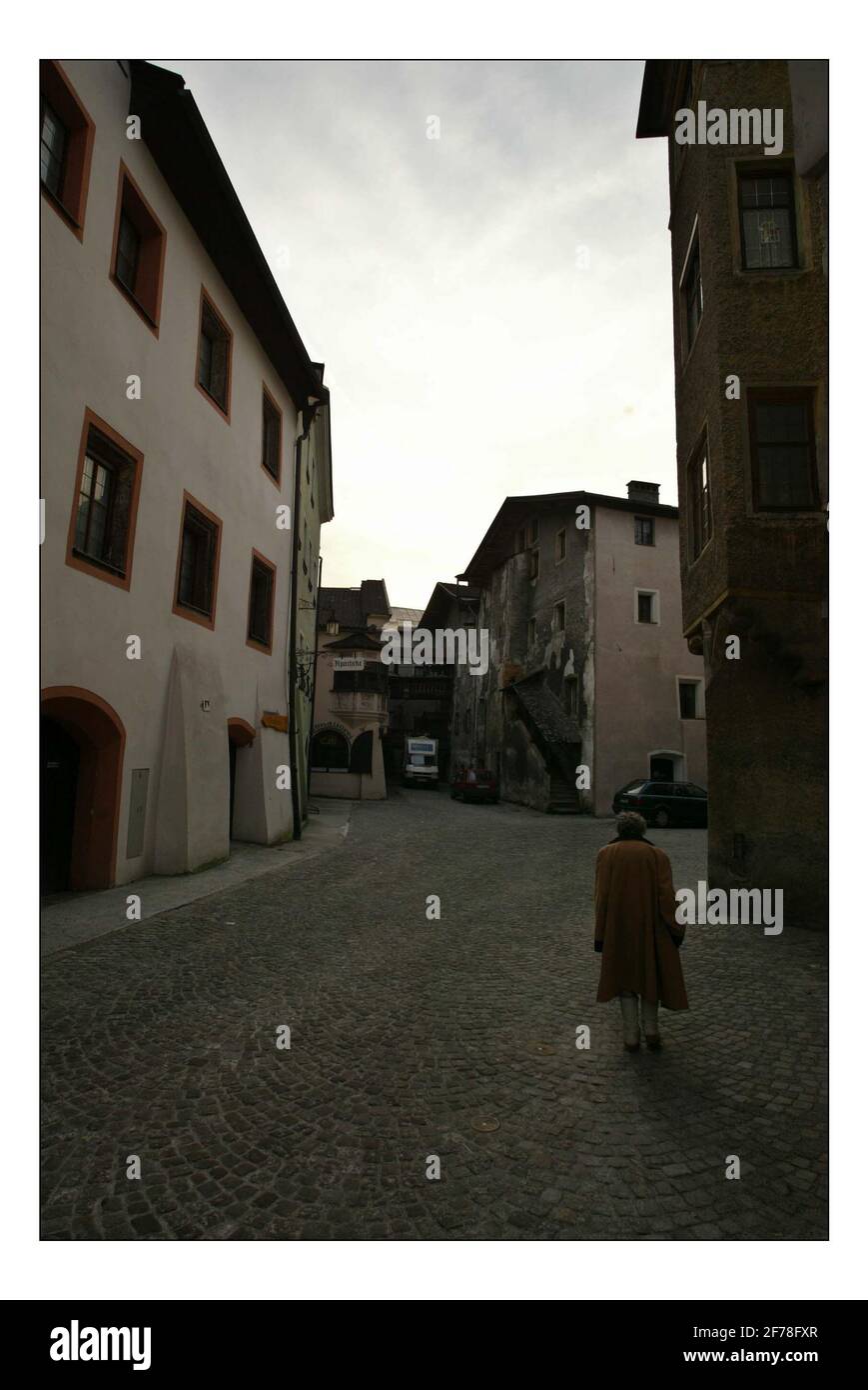 Rattenberg, la plus petite ville d'Autriche, vivant à l'ombre de la montagne Stadtberg, prévoit d'installer une banque de trente miroirs géants pour refléter le soleil d'hiver dans les rues.pic David Sandison 24-25/3/2005 Banque D'Images