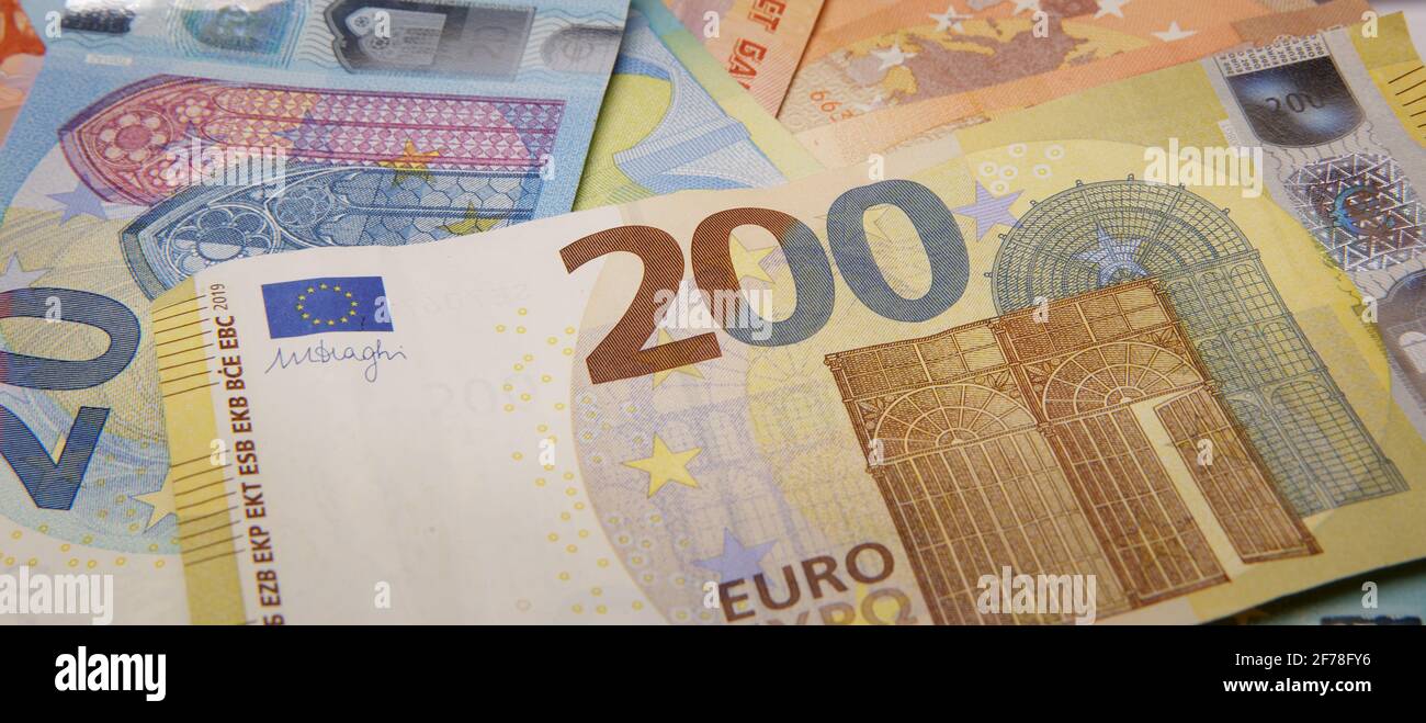 deux cents euros au premier plan et quelques autres billets en euros Banque D'Images
