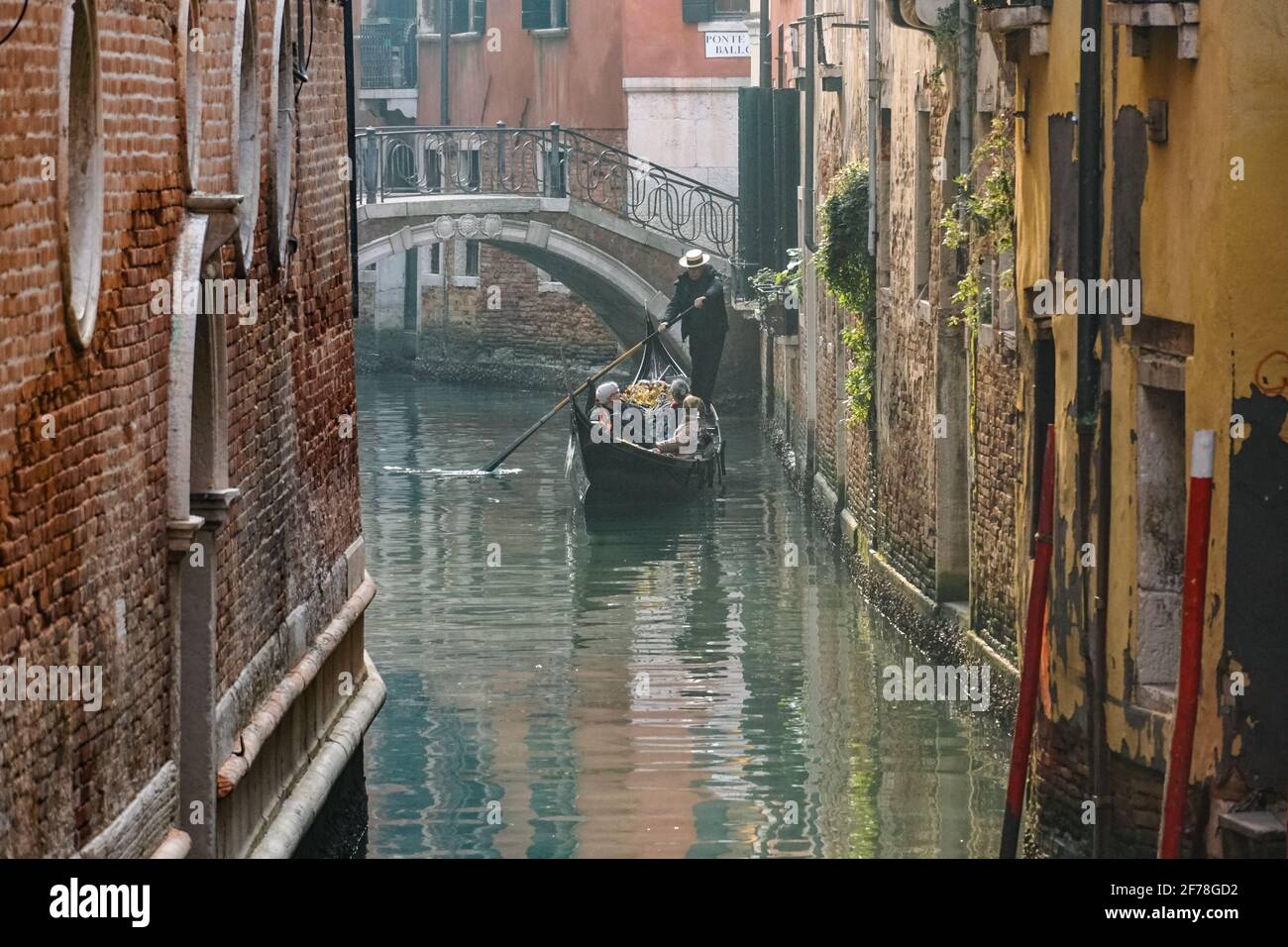 Gondole vénitienne traditionnelle avec des touristes sur le canal rio di San Salvador à Venise, Italie Banque D'Images