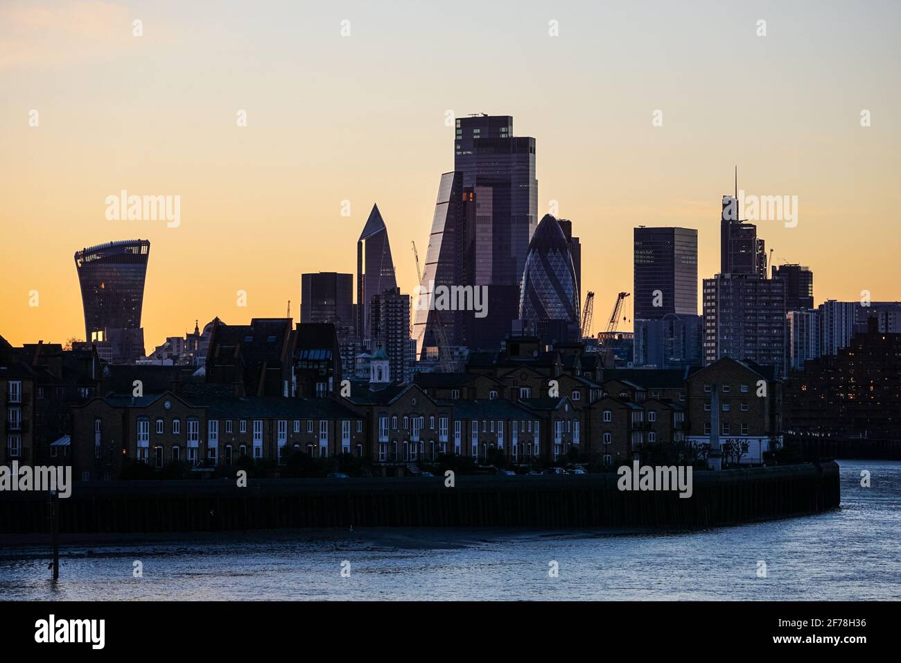 Silhouette des gratte-ciel de Londres City au coucher du soleil, Angleterre Royaume-Uni Banque D'Images