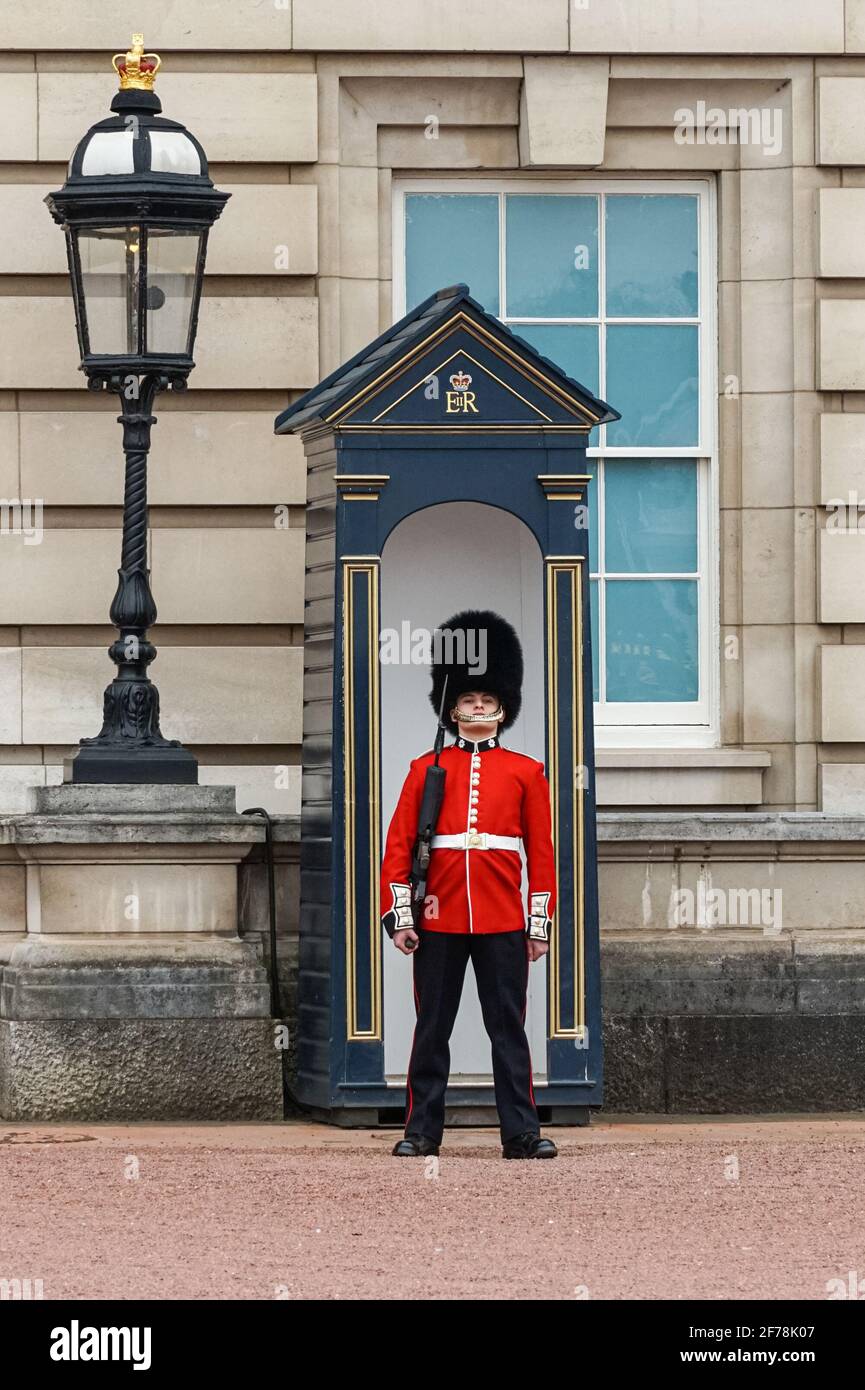 Sentinelle de la Garde Grenadier devant Buckingham Palace à Londres Angleterre Royaume-Uni Royaume-Uni Banque D'Images