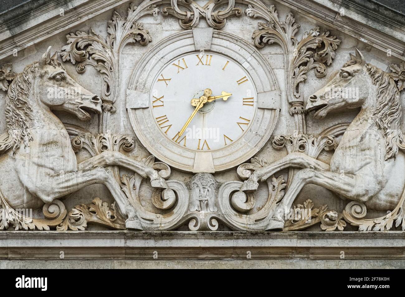 Sculptures ornementales d'horloge et de cheval sur le bâtiment du régiment monté de Cavalry à la maison à Londres, Angleterre Royaume-Uni Banque D'Images