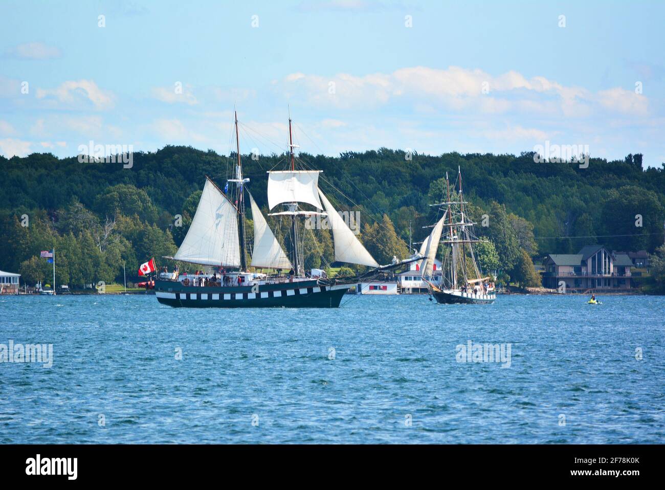 Brockville Canada participe à la série DES Grands Lacs DÉFI® DE GRANDS NAVIRES qui se déroule dans cette région tous les trois ans et Brockville y participe depuis 2013. La prochaine visite des Grands Lacs aura lieu en 2022.Tall ship, les Tall Ships, y compris le Bluenose II, et d'autres embarcations à Brockville Canada. Diverses vues sur les événements de grands navires au front de mer de Brockville, à Blockhouse Island Parkway, à Centeen Park et à Hardy Park. Banque D'Images