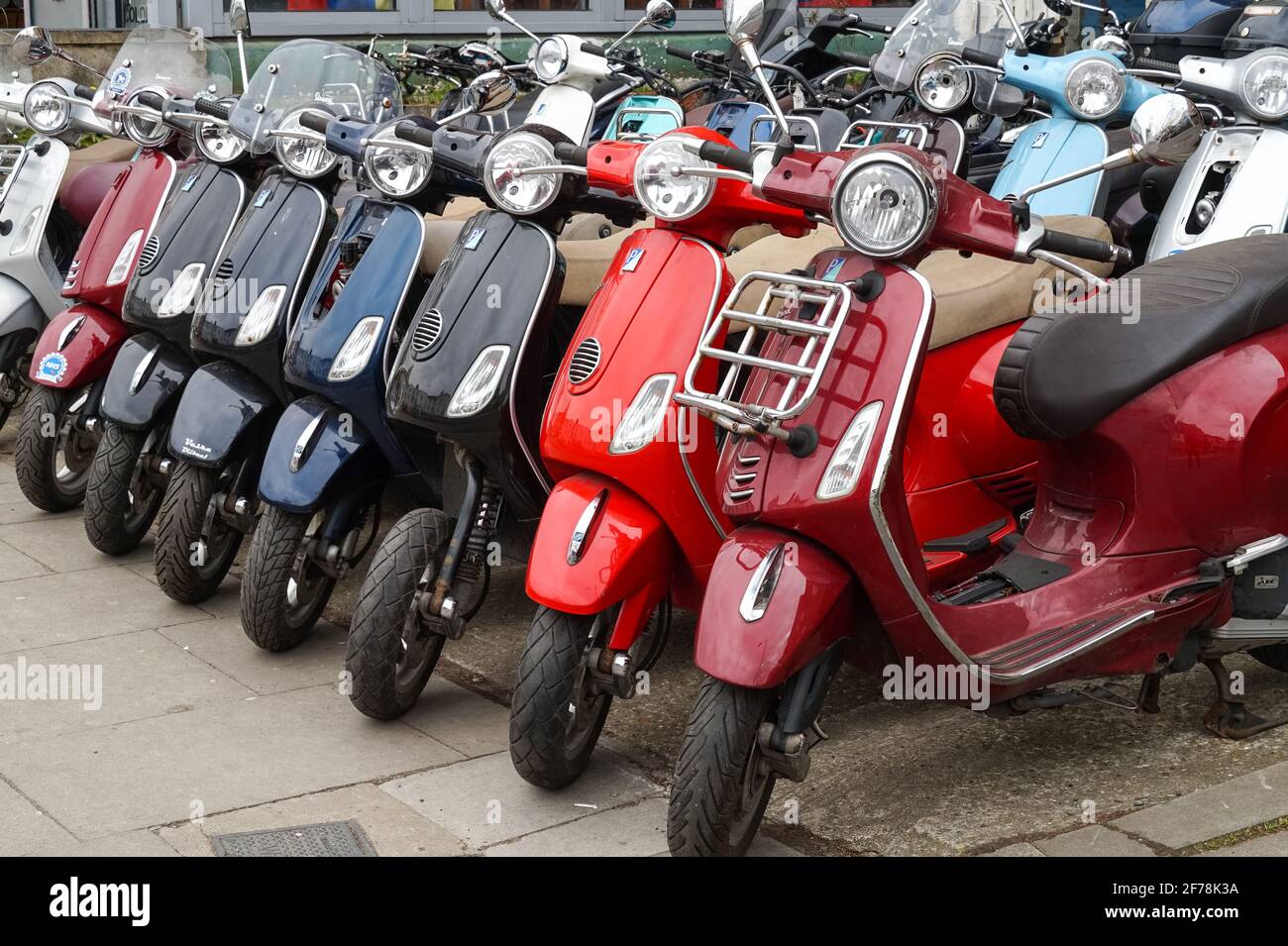 Scooters Vespa garés Banque D'Images