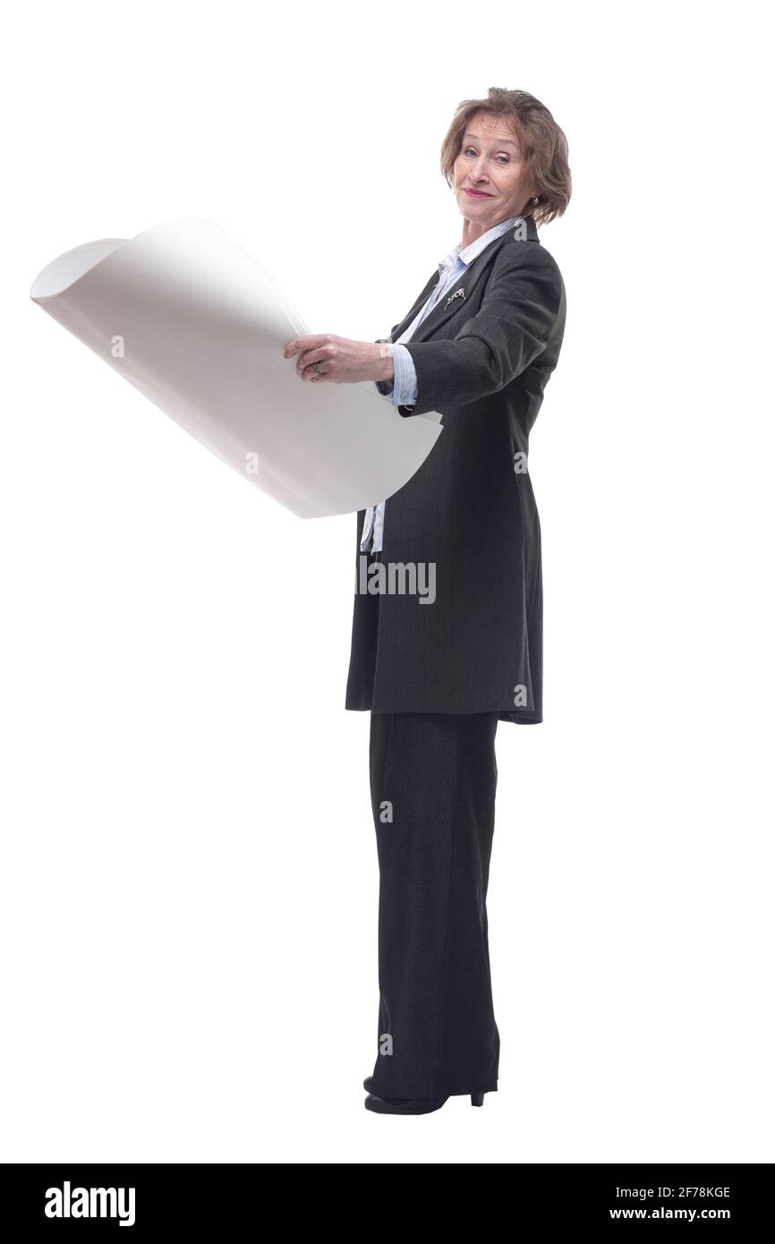 Vue latérale d'une femme d'âge mûr, architecte, portant des plans roulés Banque D'Images