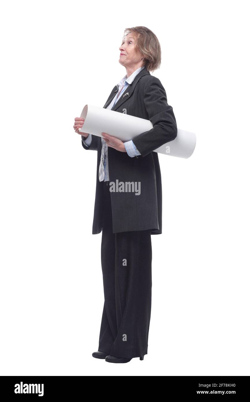 Vue latérale d'une femme d'âge mûr, architecte, portant des plans roulés Banque D'Images