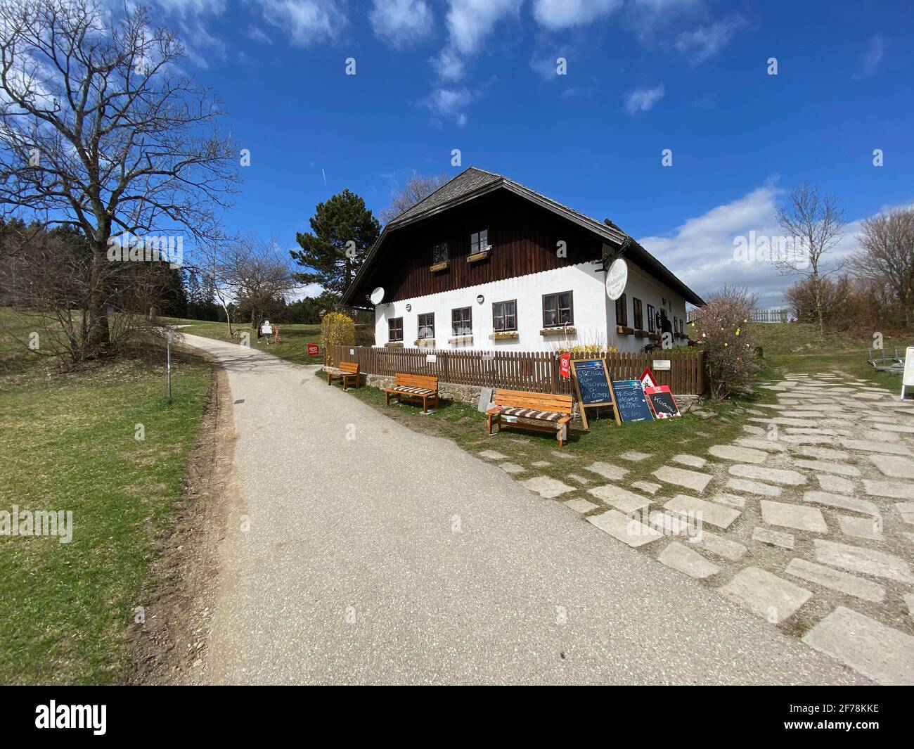 Pelmberg, Autriche - avril 4 2021 : panneau du restaurant autrichien traditionnel 'Pelmbergstüberl' (Inn on Pelmberg) Banque D'Images