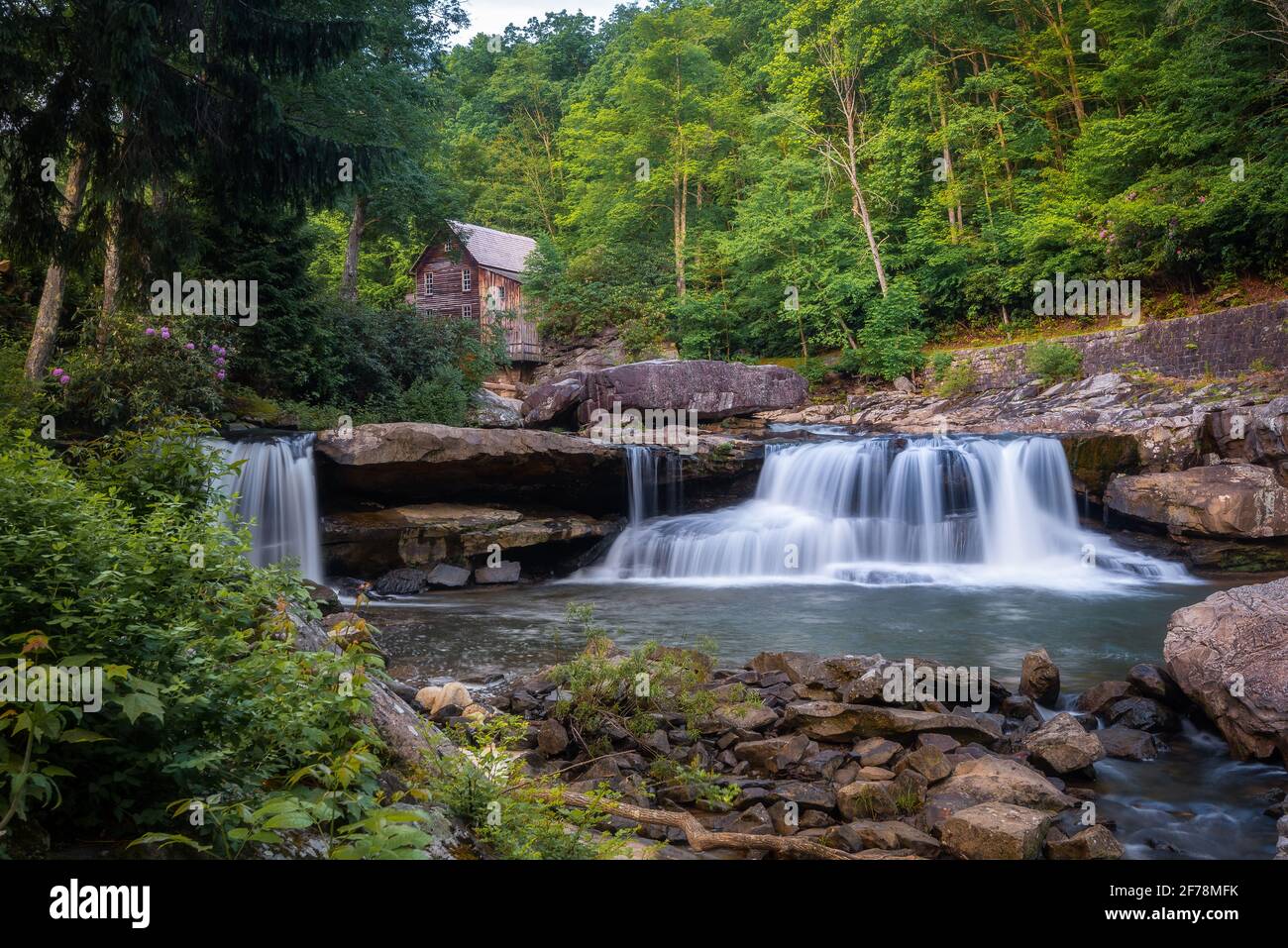 Lumière douce du matin à la Glade Creek Grist Mill à la fin du printemps. Le Mill est un sujet de photographie emblématique dans le parc national de Babcock, en Virginie occidentale. Banque D'Images