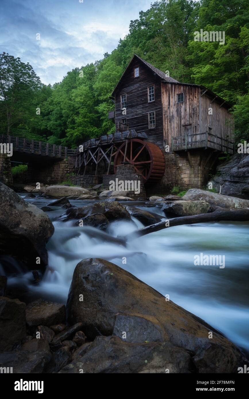 Lumière douce du matin à la Glade Creek Grist Mill à la fin du printemps. Le Mill est un sujet de photographie emblématique dans le parc national de Babcock, en Virginie occidentale. Banque D'Images