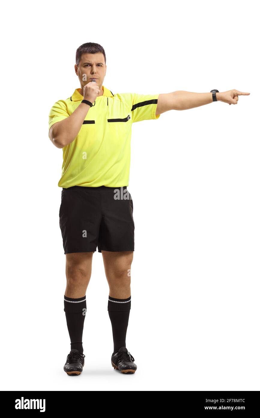 Portrait complet d'un arbitre de football en sifflant et pointer avec le doigt isolé sur fond blanc Banque D'Images