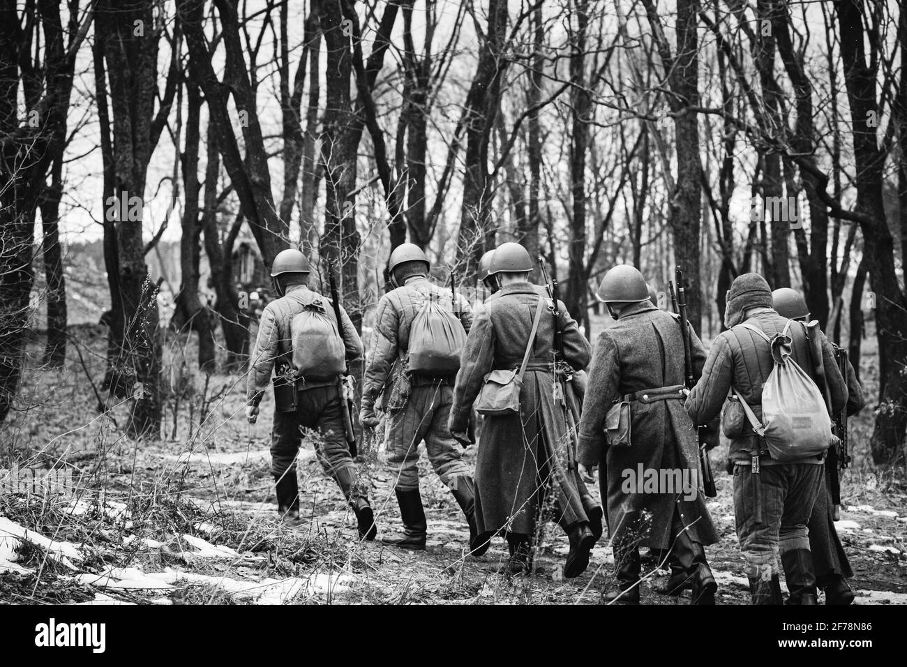 Réacteurs habillés comme soldats d'infanterie soviétique de l'Armée rouge russe La deuxième Guerre mondiale marche le long de la route forestière à la saison d'automne Banque D'Images