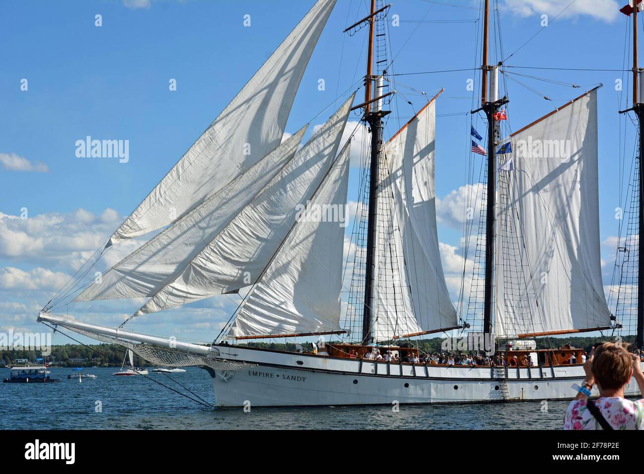 Brockville Canada participe à la série DES Grands Lacs DÉFI® DE GRANDS NAVIRES qui se déroule dans cette région tous les trois ans et Brockville y participe depuis 2013. La prochaine visite des Grands Lacs aura lieu en 2022.Tall ship, les Tall Ships, y compris le Bluenose II, et d'autres embarcations à Brockville Canada. Diverses vues sur les événements de grands navires au front de mer de Brockville, à Blockhouse Island Parkway, à Centeen Park et à Hardy Park. Banque D'Images