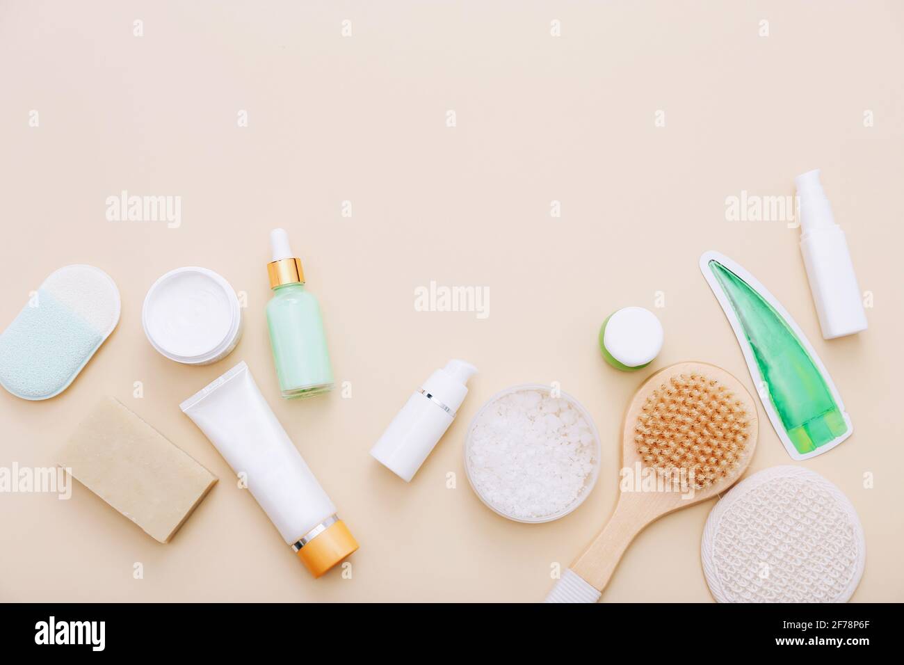 Vue de dessus des produits cosmétiques naturels pour la peau et le spa sur fond beige. Concept de beauté Banque D'Images