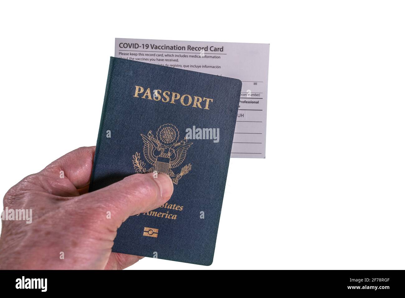 Homme senior tenant le passeport américain et le certificat de vaccination ou carte d'enregistrement pour le coronavirus Banque D'Images Homme senior tenant le passeport américain et le certificat de vaccination ou carte d'enregistrement pour le coronavirus Banque D'Images