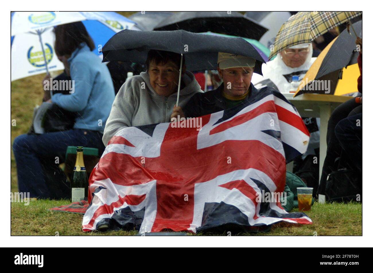 Wimbledon... Arrêts de pluie jouer pic David Sandison 1/7/2002 Banque D'Images