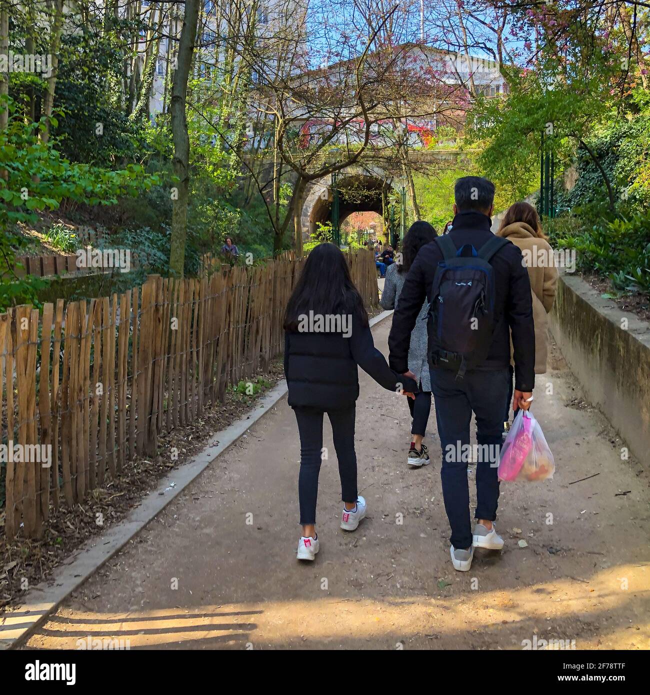 Paris, France, les gens à pied dans le Parc urbain, Promenade Plantée, jeune adolescente française couple Banque D'Images
