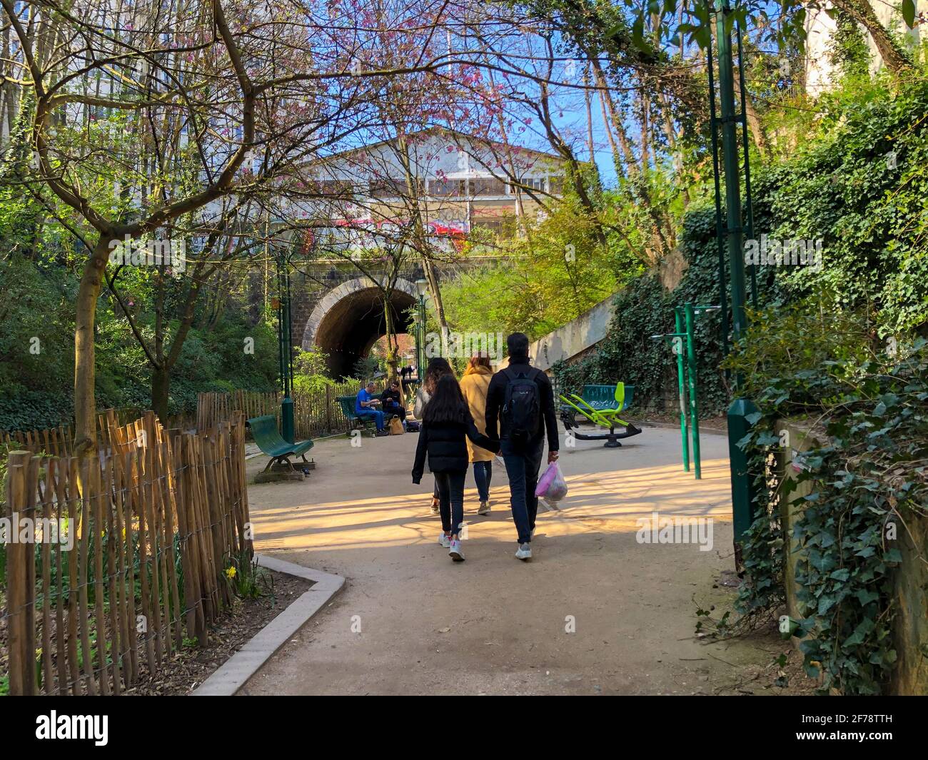 Paris, France, personnes se promenant dans le Parc urbain, Promenade plantée, ville de Paris nature, vacances adolescentes, biodiversité urbanisation Banque D'Images