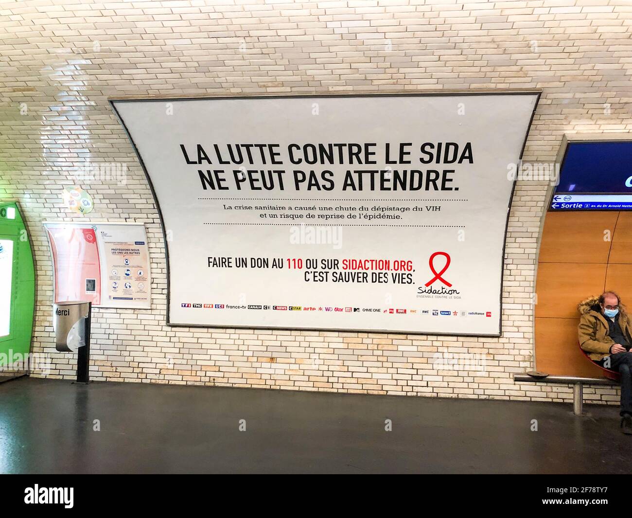 Paris, France, Paris Metro, campagne publicitaire française, ONG SIDA,Affiche Sidaction à l'intérieur du mur de la station de métro, panneau d'affichage Paris, affiche annonçant le métro Banque D'Images