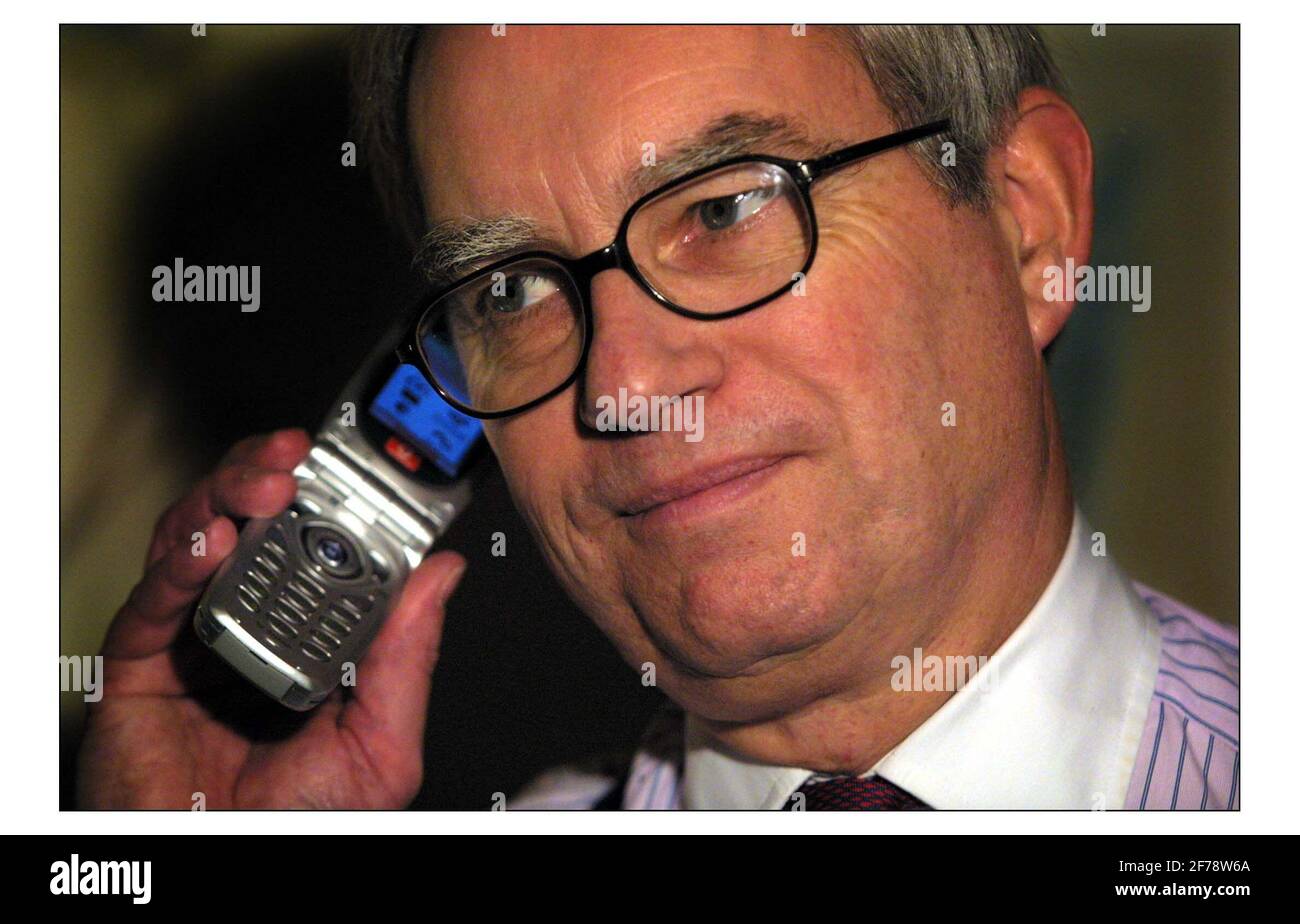 Sir Christopher Gent PDG de Vodafone à l'hôtel Savoy de Londres pour le lancement de Vodafone Live. Pour la première fois, les clients ont accès à une combinaison de couleurs, de sons, d'images et d'informations sur les tout derniers téléphones via un menu simple à utiliser, basé sur des icônes de couleur.pic David Sandison 24/10/2002 Banque D'Images