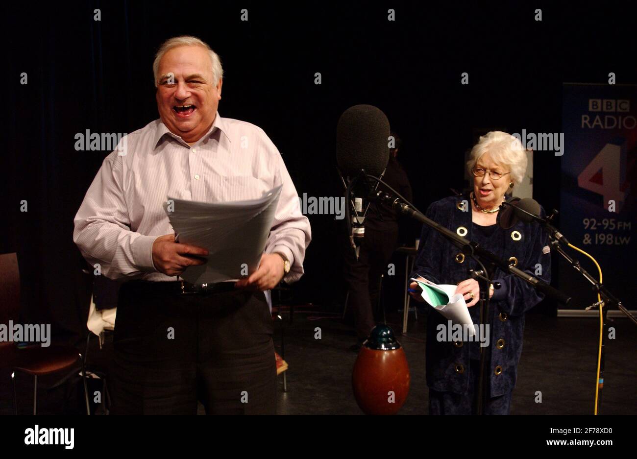 ROY HUDD ET JUNE WHITFIELD POUR L'ENREGISTREMENT DE RADIO 4 AU THÉÂTRE DE LA SALLE DE FORAGE. 12/2/02 PILSTON Banque D'Images