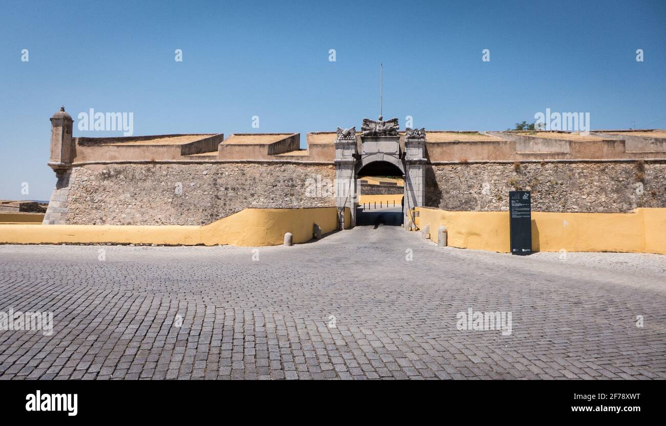 La porte extérieure de Portas de Olivença est l'entrée sud de la ville fortifiée historique d'Elvas. Banque D'Images