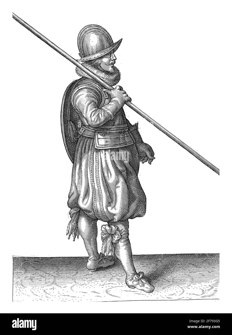 L'exercice avec bouclier et lance: Le soldat avec la lance dans la posture sûre et correcte lors de la marche, gravure vintage. Banque D'Images