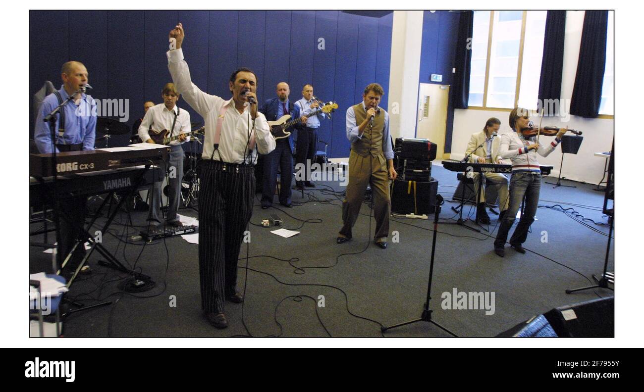 Les COUREURS de MINUIT de DEXYS dans le studio de répétition de Londres avant la relance de la visite ... photographie par David Sandison 10/10/2003 la gamme complète est comme suit: Kevin Rowland - homme des idées principales, inspiration générale et voix angélique, soulful. (Ex-killjoys) Pete Williams - homme de droite, homme multi-talentueux, impressionniste ukelele/George Formby (ex-bureau, Blue Ox Babes, ces vertus tendres, Basehart). Dans le groupe en tant que leader-chanteur conjoint. Mick Talbot - 'Je ne suis pas un joueur de clavier, je suis un joueur de Hammond.' Directrice musicale Lucy Morgan - violon (Celticana) Paul Taylor - Trombone (ex-Bureau) Neil Hubba Banque D'Images