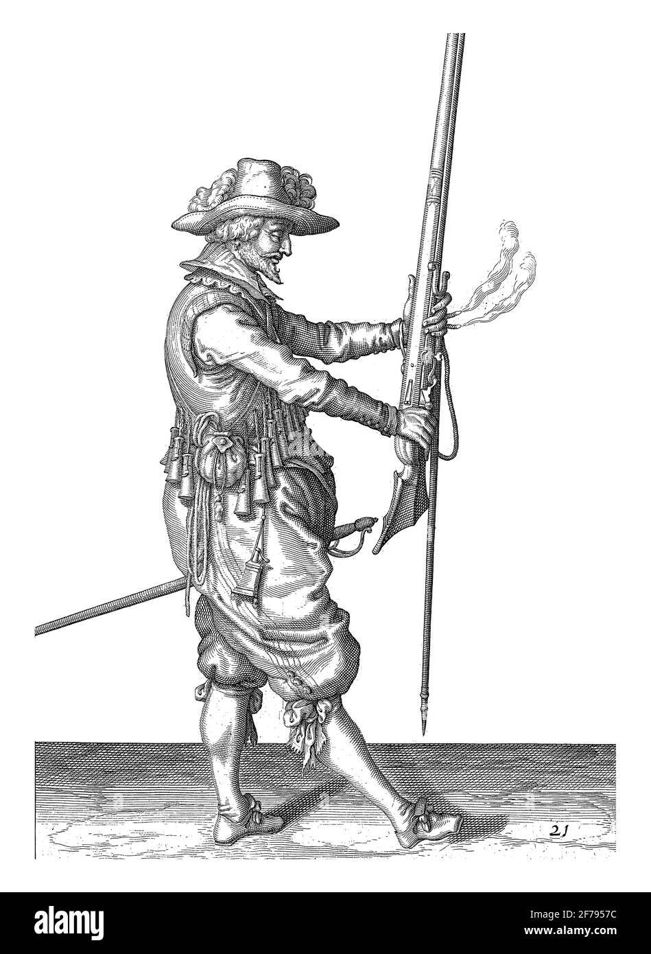Un soldat, pleine longueur, à droite, tenant un mousquet (un type particulier d'arme à feu) avec les deux mains, pointant le canon vers le haut, pour l'amener à lui Banque D'Images