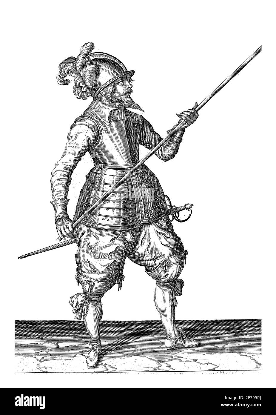 Un soldat, portrait pleine longueur, portant une lance (lance) avec les deux mains par son côté droit, pointant la pointe oblique vers le haut, gravure vintage. Banque D'Images