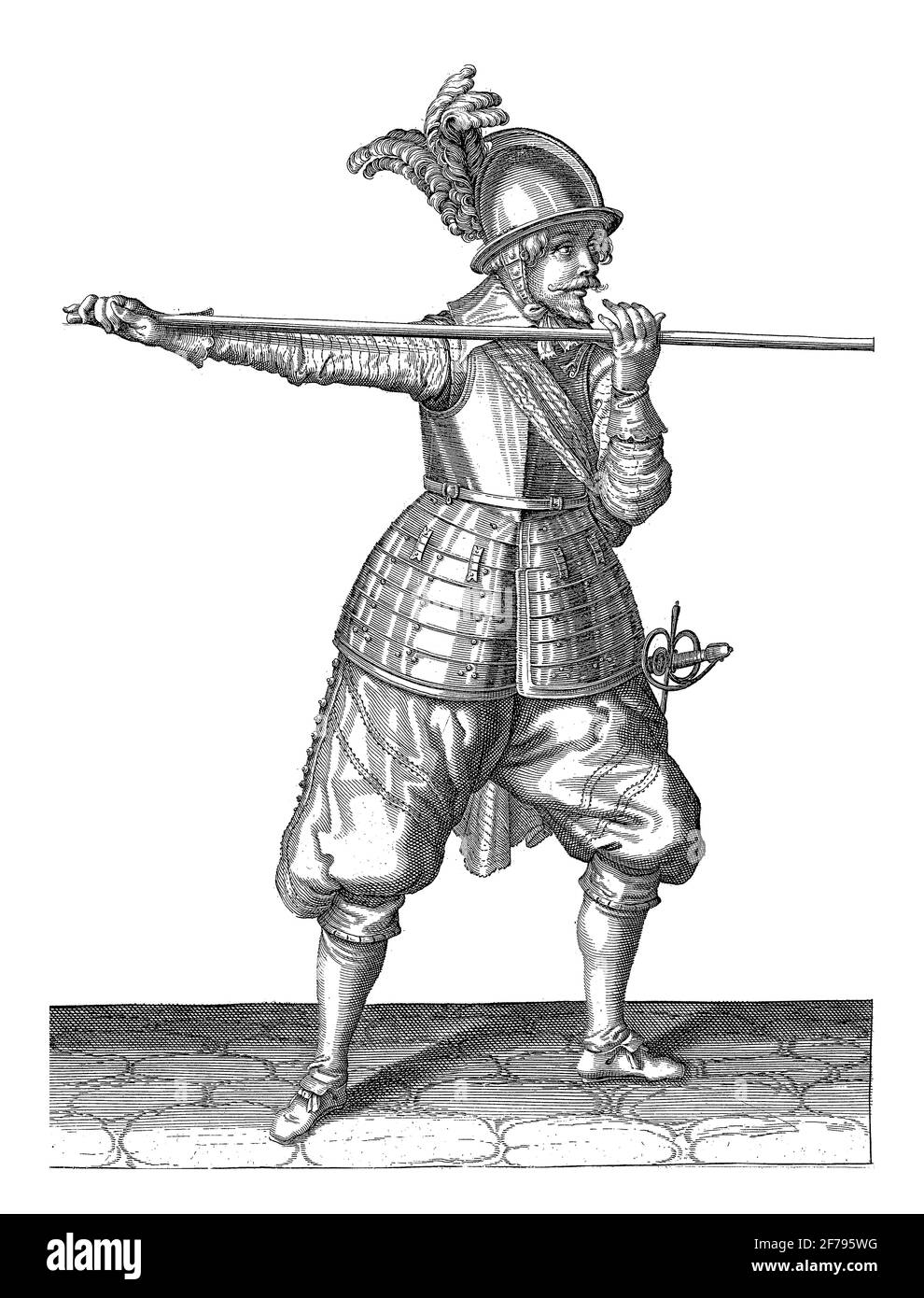Un soldat de pleine longueur portant une lance (lance) avec les deux mains horizontalement à hauteur d'épaule avec sa main droite à la base de l'arme, vintage Banque D'Images