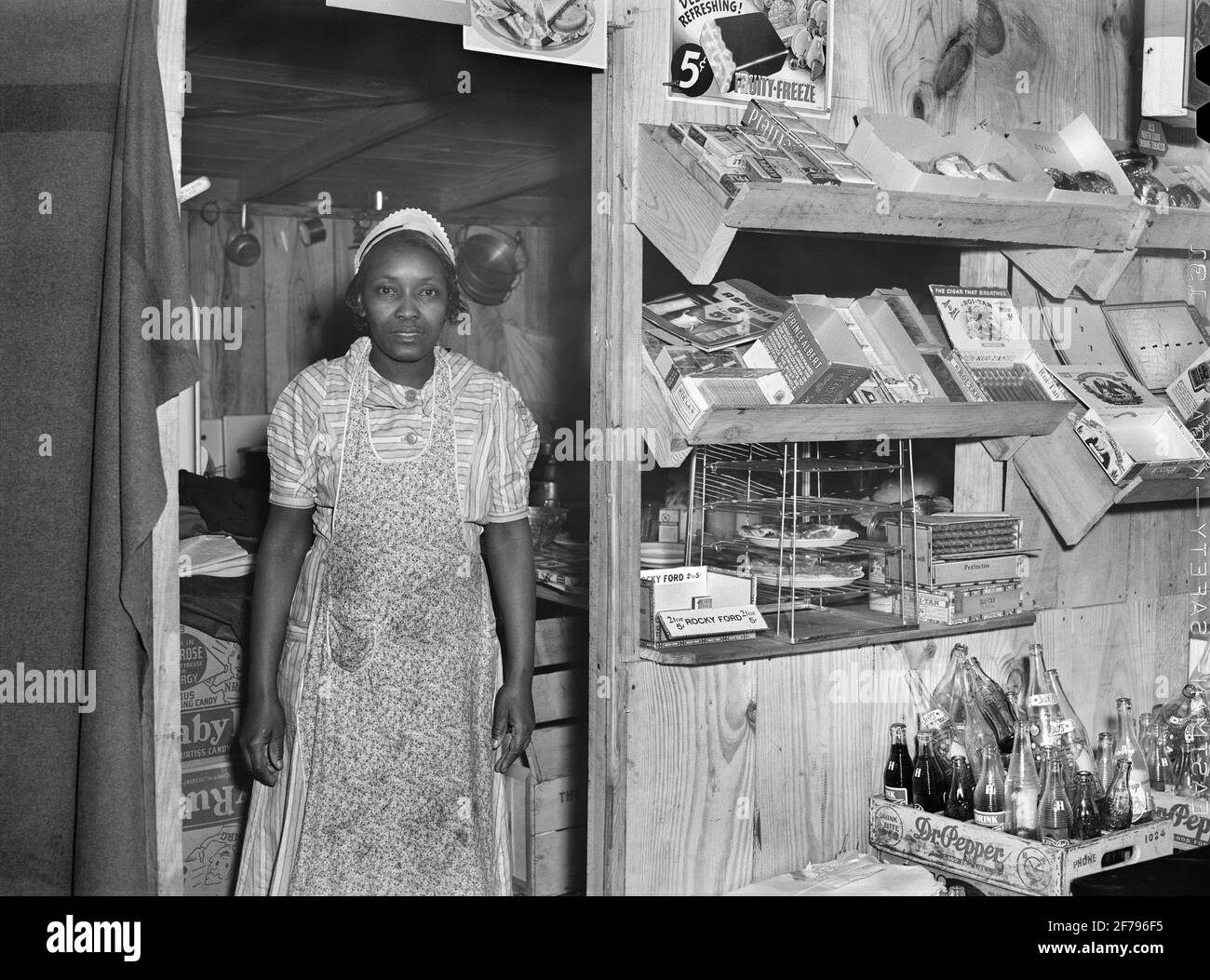 Femme travaillant au Nouveau café en face de l'entrée du Camp Livingston, base militaire américaine, Alexandria, Louisiane, États-Unis, Marion Post Wolcott, Administration américaine de la sécurité agricole, décembre 1940 Banque D'Images