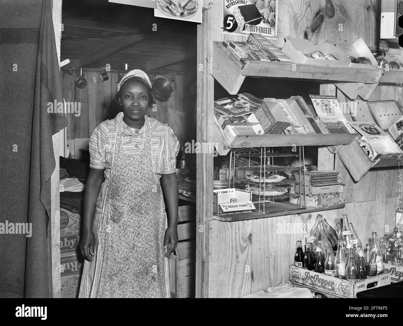 Femme travaillant au Nouveau café en face de l'entrée du Camp Livingston, base militaire américaine, Alexandria, Louisiane, États-Unis, Marion Post Wolcott, Administration américaine de la sécurité agricole, décembre 1940 Banque D'Images