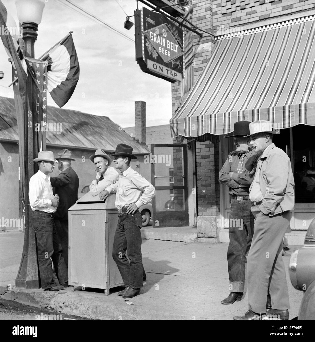 Stockmen on Street Corner, Sheridan, Wyoming, Etats-Unis, Marion Post Wolcott, Administration américaine de la sécurité agricole, août 1941 Banque D'Images