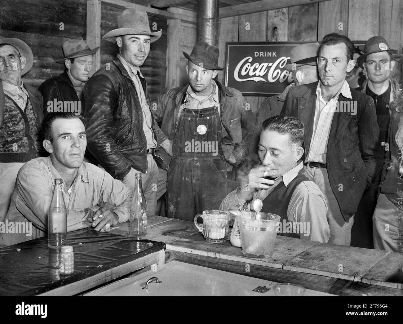 Ouvriers de construction de Camp Livingston base militaire américaine manger et pendre autour de New Cafe, Alexandria, Louisiane, Etats-Unis, Marion Post Wolcott, Administration américaine de la sécurité agricole, décembre 1940 Banque D'Images