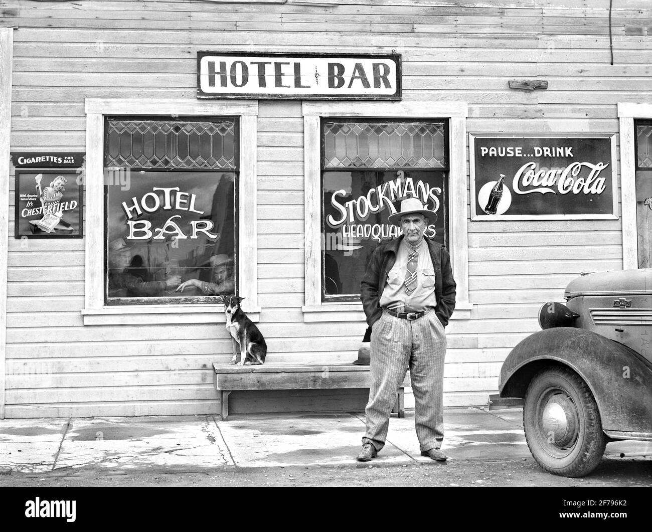 Homme debout devant le bar de l'hôtel, Big Piney, Wyoming, USA, Marion Post Wolcott, Administration américaine de la sécurité agricole, septembre 1941 Banque D'Images